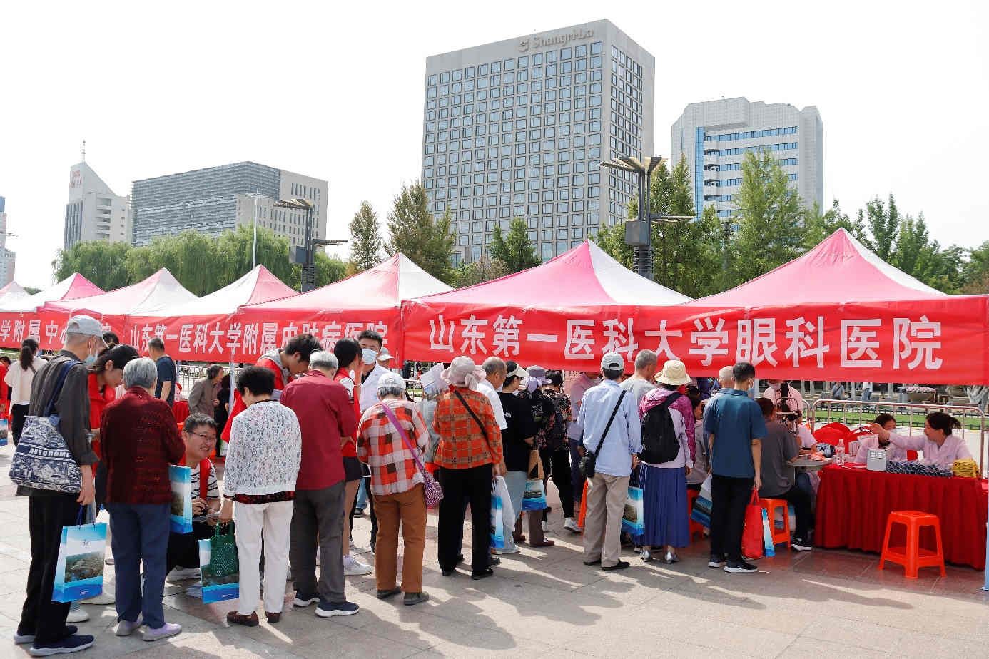 管委会主任张济到现场指导义诊活动