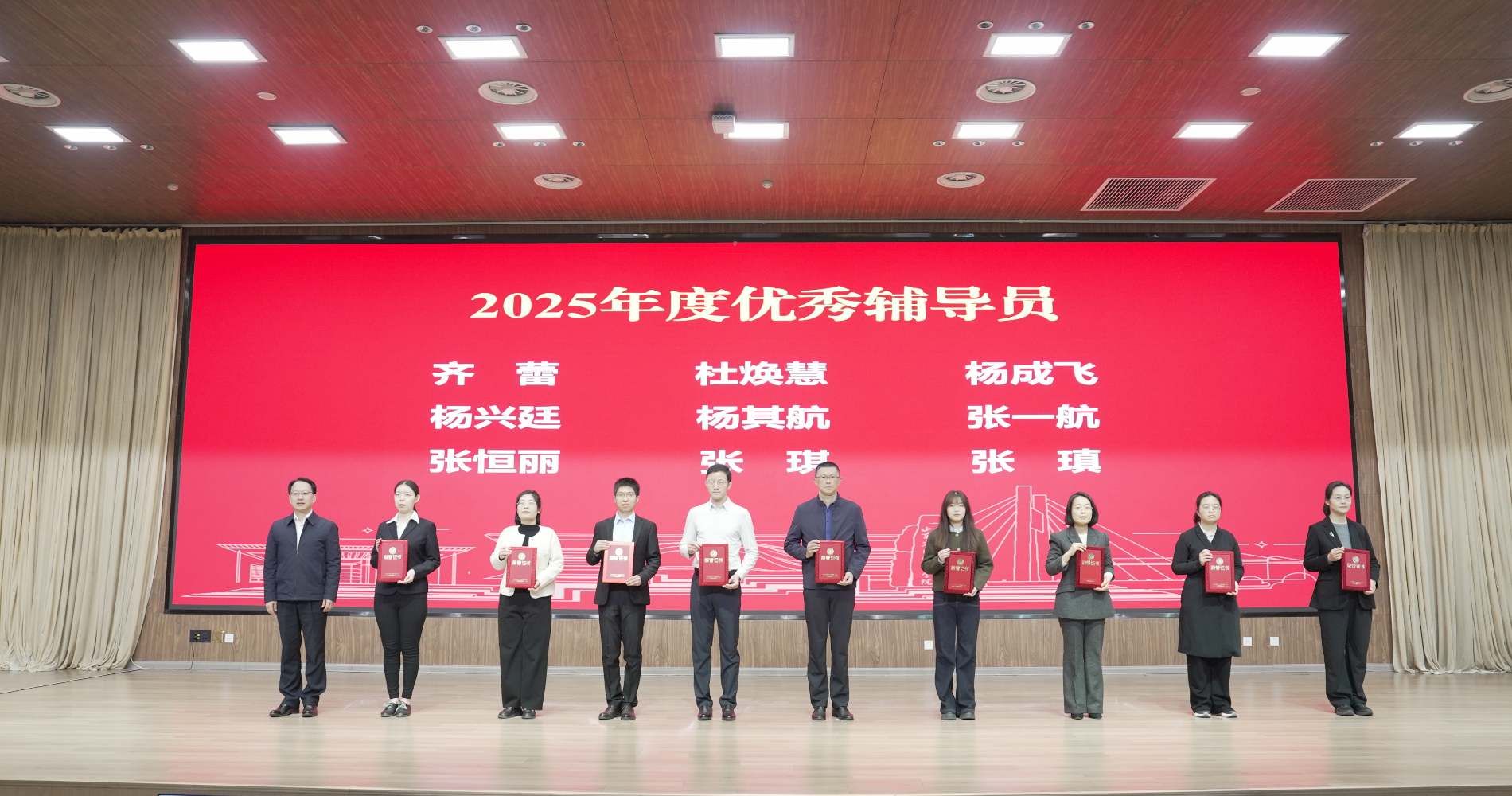 会议坚持以习近平新时代中国特色社会主