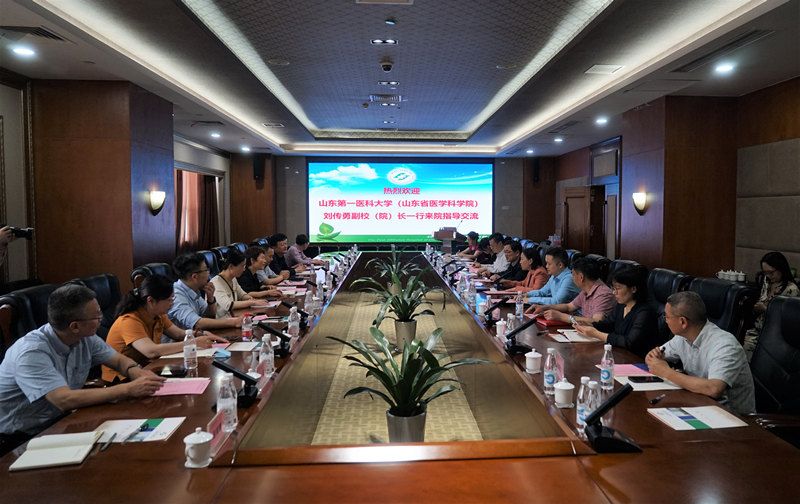 重庆医科大学副校长邱景富热情接待了调